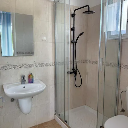 Zima Cove Calm Coastal Oasis *