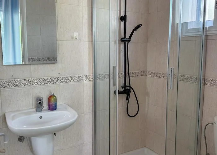 Zima Cove Calm Coastal Oasis *